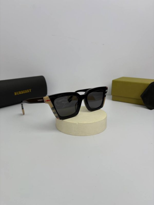 Burberry-B-4392 رنگ  مشکی کرم دودی - Image 1