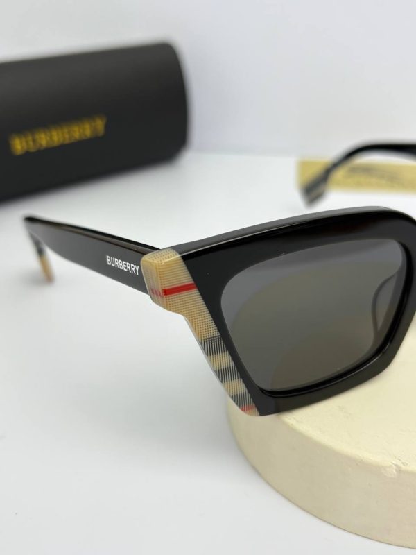 Burberry-B-4392 رنگ  مشکی کرم دودی - Image 3