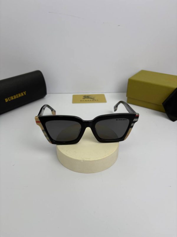 Burberry-B-4392 رنگ  مشکی کرم دودی - Image 4