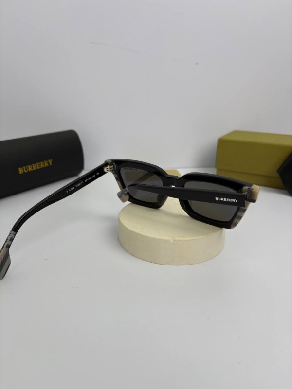 Burberry-B-4392 رنگ  مشکی کرم دودی - Image 5