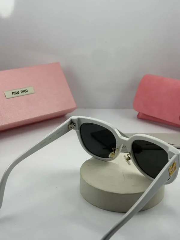 عینک miu miu -mu01zs فریم سفید عدسی دودی - Image 3