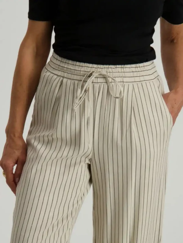 شلوار راه راه کرم vero moda - Image 4